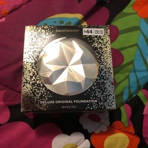 Bare Minerals Deluxe Fair Foundation.